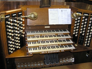 1280px-Pipe.organ.console.arp.jpg